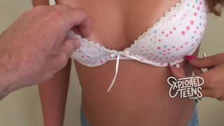 La 19-jaro malnova hot teen fucks kaj ricevas buŝo plena de cum