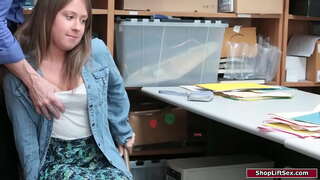 Brunette meisje is betrapt op winkeldiefstal en de officier straft haar.Hij grijpt haar kleine tieten en domineert haar om hem een bj.Hij bangs haar kut