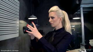 Amba susu MILF pulisi Cherry Ambruk silit dolanan brunette tahanan Ilang O &#039; Reilly ing kantor banjur kawin dheweke silit lan Veronica Avluv ing sel pakunjaran wong telu bebarengan