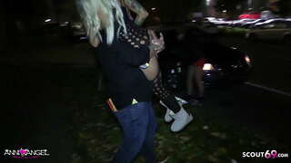 Nadržanú štíhlu bomba Anni Anjel Bareback v aute od Užívateľa v prdeli