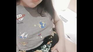 Sluty pusaudžu ieraksti video par viņas tētis