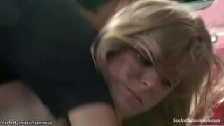 Sexy berambut perang Sen Pax lawatan gila mekanik Tommy Pistol dia bertemu di terapi tapi dia mengalahkan dia dan fucks dengan ayam besar di seluruh kedainya