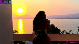 Casal transacting na varanda e gozando gostoso dum kiel boatoj passavam neniu mar