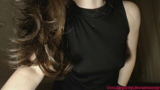 Leite escorrendo por meu vestido