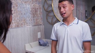 Vieno Nigra Kaptis Ŝin Buddy Wacking Ekstere kun Ŝia Panja Bra!