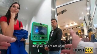 HUNT4K. Mies katselee, miten hänen kauneus saa tunkeutunut muukalainen