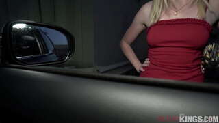 Street Walker Wordt Opgepikt Door 2 Geile Kerels en Neemt de Grote Lul