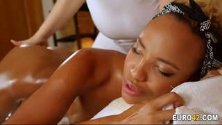 Nglengo pijet luwih apik karo lesbian masseur