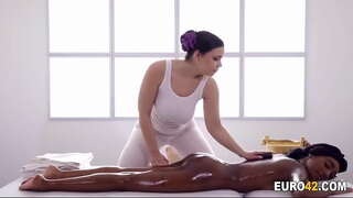 Eu amo o meu lésbicas massagista da peitos enormes