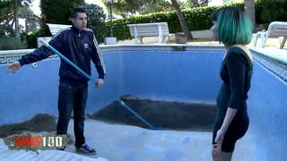 Emo adolescent amb pèl verd profund fotut i cum a la cara